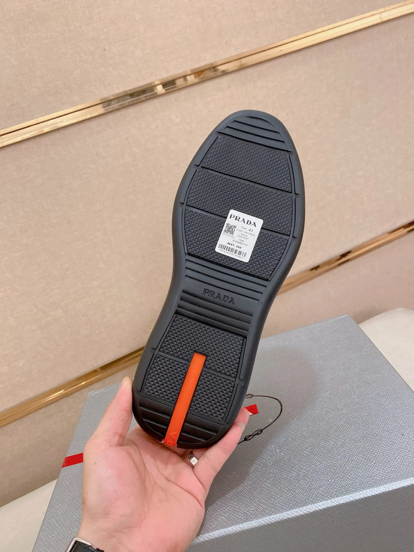 Men's shoes 💰 620💰 ✔️✔️✔️Higher version High-quality new PRADA (Prada) counters are launched simultaneously. The new men's shoes and 😘fabric are made of high-tech glue-making technology. Lining: Full cowhide lining. 👍🏿 High-end ☄️ Air-cushion molded anti-slip foam outsole, exquisite lines, simple and elegant, comfortable and high-end for leisure travel. Code number: 38 to 44 (45 can be customized and cannot be returned or exchanged)